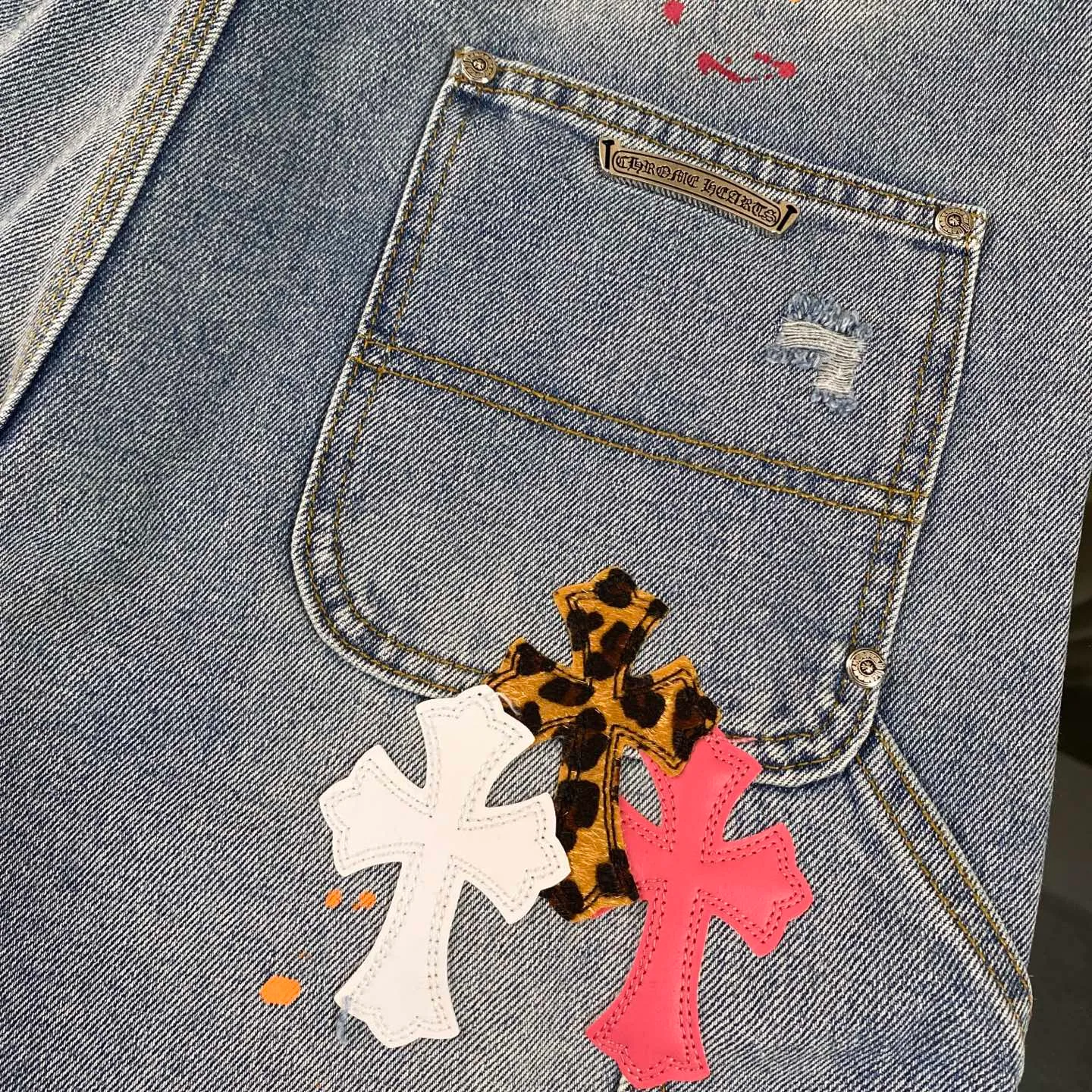 P200 Chrome Hearts London limited leopard print three-color leather cross high street heavy-duty splash-ink denim shorts. Uninhibited personality, unique charm. Every step of wear and every hole in these Chrome Hearts denim shorts is an ingenious artistic presentation. It seems to be announcing to the world that I am who I am, uninhibited, unique, and full of charm! Imported fabrics, heavy industrial washing: Made of imported denim fabrics, which have been washed and damaged by heavy industrial washing. Every inch exudes a sense of uninhibited coolness. Wear it and you will be the spokesperson of high street fashion! Double-layer woven, customized hardware. The double-layer woven design of the trousers body, paired with exclusive customized hardware accessories, shows an incomparably beautiful and unique style. Every detail reveals Croxin's ultimate pursuit of quality. Difficult to make, high street style Although the production process is complicated, it is all to present the most perfect effect. Wear it and you will become the focus of the high street and lead the jeans trend in the new era! Come and choose your exclusive Croxin H472 high street denim shorts and show your uninhibited charm! Size: 28 30 32 34